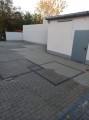 Stons Lacque K im Vorher-Nachher-Vergleich auf Betonpflaster – intensiver Nass-Effekt