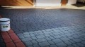 Stons Lacque K im Vorher-Nachher-Vergleich auf Betonpflaster – intensiver Nass-Effekt