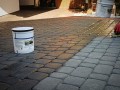 Stons Lacque K im Vorher-Nachher-Vergleich auf Betonplatten – sichtbare Farbvertiefung