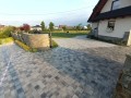 Stons Lacque K im Vorher-Nachher-Vergleich auf Betonpflaster – intensiver Nass-Effekt
